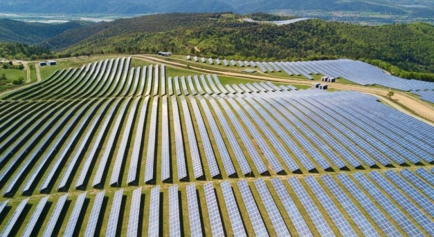 Európa legnagyobb kétoldalas napelemparkja